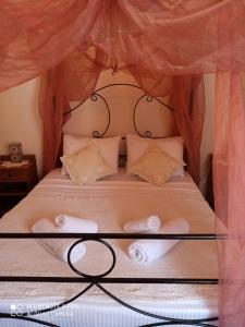 帕诺雷弗卡拉雷弗卡拉酒店的一间卧室配有带毛巾的床