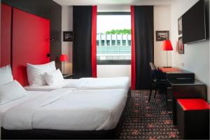 布拉格OREA Hotel Angelo Praha的酒店客房配有两张床和一张书桌