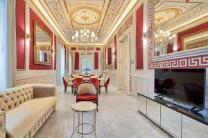 加的斯Tandem Palacio Veedor de Galeras Suites的带沙发和电视的客厅