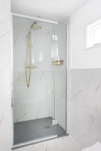 霍克赫斯特女王之旅馆的浴室里设有玻璃门淋浴