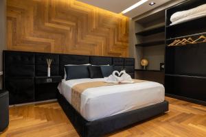 巴里B&Z LUXURY的一间卧室配有一张大床和黑色床头板