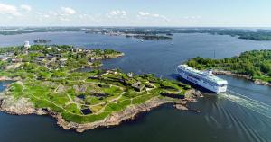 赫尔辛基Silja Line ferry - Helsinki to Stockholm的水中游轮的岛屿