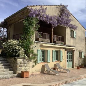 卡斯特尔Courtyard Gite with very large shared pool的花花花环上的房子