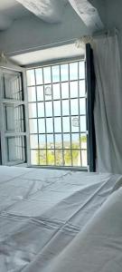 莫哈卡尔Elysium - a romantic escape in Mojacar Pueblo的一张位于带大窗户的房间内的床铺