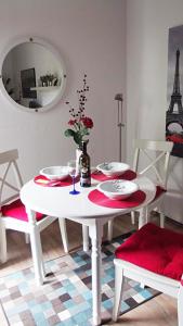 施派尔Feworeinhard的一张白色的桌子和椅子,配有桌子和镜子