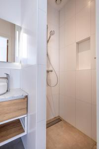 栋堡Singel 9的带淋浴和盥洗盆的白色浴室