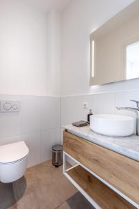 栋堡Singel 9的白色的浴室设有水槽和卫生间。