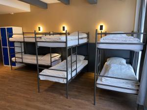 阿姆斯特丹Xplore Hostel Amsterdam的一间房间,设有三张双层床