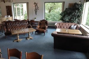 埃尔瓦尔德Mellow Mountain Hostel的一间设有皮椅和桌子的等候室