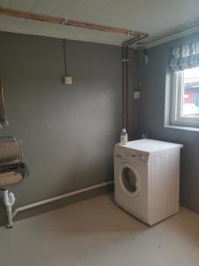 MesnaliCamp Sjusjøen的洗衣房配有洗衣机和窗户