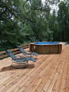 艾格伦L'Oustaou d'Aiglun的木甲板上设有两把椅子和一个游泳池