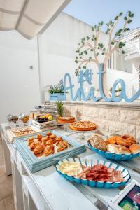 奥尼萨诺B&B Casa di Anita的包括不同种类糕点和馅饼的自助餐