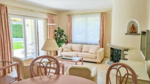 阿斯科纳Ascona: Villa Rotundo的客厅配有沙发和桌子