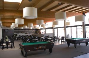 马尔格莱特德玛Hotel Papi Blau的配有台球桌、椅子和窗户的客房