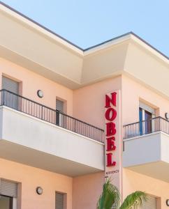 里米尼Residence Nobel的建筑一侧的酒店标志