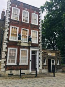 伦敦One-bedroom Rotherhithe/Bermondsey flat, Central London, UK的街上有红砖建筑,有白色窗户
