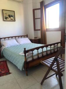 StavrokhórionPericles Traditional Cretan Home的一间卧室配有一张木框床和窗户。
