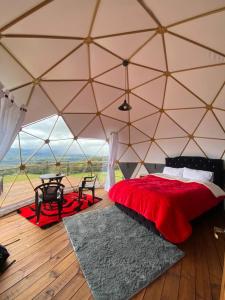 瓜塔维塔Glamping hermoso amanecer的帐篷内的卧室,配有一张床和一张桌子