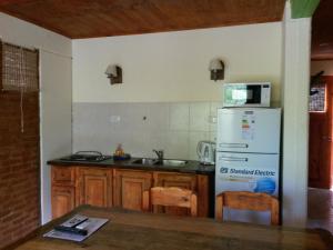 罗卡斯阿马立拉斯山林小屋的厨房或小厨房