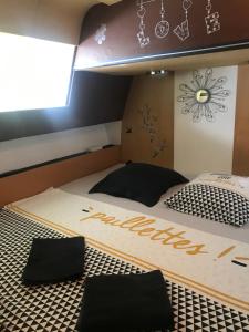 阿格德角Yacht Le San Lorenzo的配有一张大床的客房