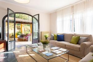 卡麦奥雷Villa Borgovecchio B&B的带沙发和玻璃桌的客厅