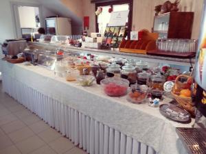 波罗斯Hotel Oceanis的包含多种不同食物的自助餐