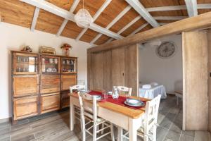 奥列纳Villa Jumpadu的一间带木桌和椅子的用餐室