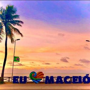 马塞约Hotel Pousada Alagoana的棕榈树海滩上的标志