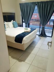 Apartment 432 @ The Blyde Riverwalk Pretoria客房内的一张或多张床位