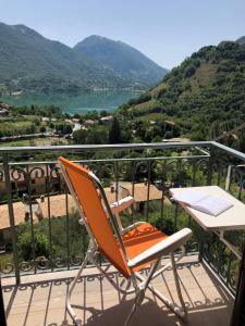 卡斯泰尔迪托拉Casa con terrazzo vista Lago - LAKEHOLIDAY IT的湖景阳台的椅子