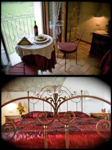 PrestentoBorgo di Corte - alloggio agrituristico的一间卧室配有一张床铺和一张桌子,并设有一个阳台