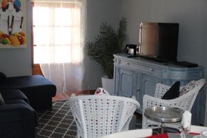 隆达La Casita Gris的客厅配有沙发和椅子