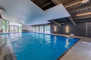 博普雷Condo 2 chambres avec parc aquatique!的蓝色海水大型室内游泳池