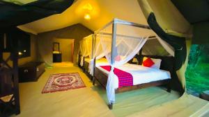 NarokLorian safari camp limited的一间卧室,卧室内配有一张天蓬床
