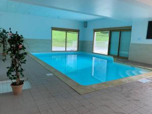 日耶AU COEUR DU GOLF **, Giez, proche Lac d' Annecy的大楼内一个蓝色的大型游泳池