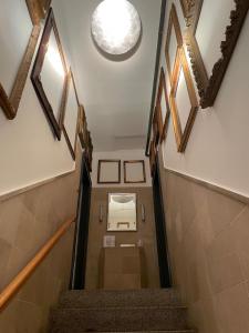 汉堡Apartment Factory的天花板上带有圆灯的楼梯