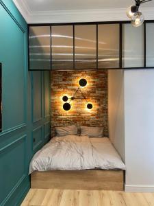 文尼察Lux appartments в центре города в стиле Loft的砖墙房间的一个床位