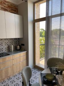 文尼察Lux appartments в центре города в стиле Loft的厨房配有桌椅和窗户。