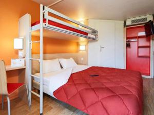 马尔桑奈拉科特南第戎 - 马萨内普瑞米尔经典酒店的一间卧室配有一张带红色床罩的双层床
