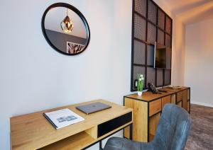 科希策Hotel & Restaurant Barca的客房设有书桌和镜子