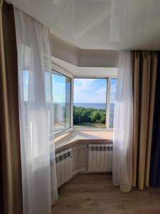 锡拉迈埃Baltic Sunset Apartments的客房设有享有美景的大窗户。