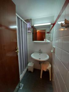 利瓦纳太Batis Hotel的一间带水槽和镜子的小浴室