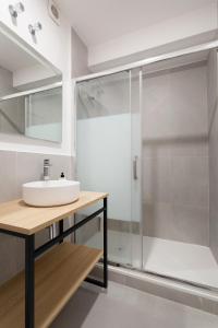 阿利坎特Casa M&J GuestHouse的一间带水槽和淋浴的浴室