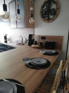科尔马La casa d'Ernestine的厨房配有木制台面和盘子