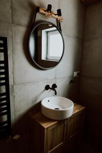 维斯瓦Domki Ciszy Mi Daj的一间带水槽和镜子的浴室