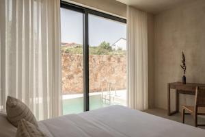 帕利乌里翁Seven Rocks的一间卧室设有一张床和一个大窗户