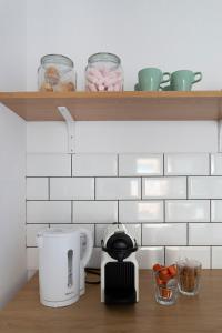 阿利坎特Casa M&J GuestHouse的厨房柜台配有咖啡机和烤面包机