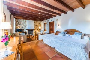 科斯提克斯Agroturismo Ses Illes的一间卧室设有一张床和一间客厅。