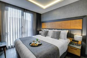 伊斯坦布尔No12 Hotel Sultanahmet的一间酒店客房,配有一张床铺,上面放着一个食物托盘