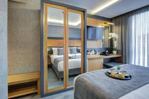 伊斯坦布尔No12 Hotel Sultanahmet的酒店客房带一张床和一个厨房